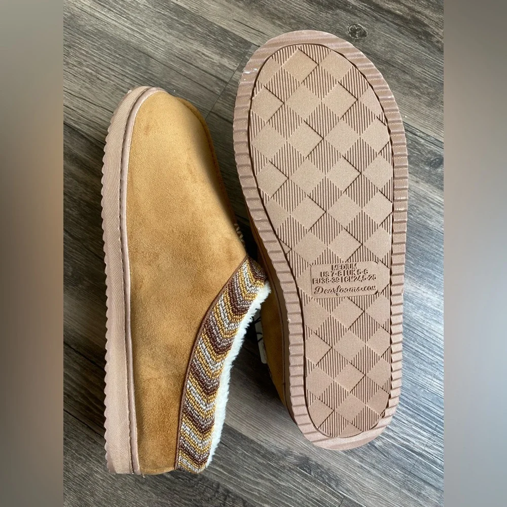NWT Dearfoams Women’s Brown Slippers Size 7 - Picture 3 of 3
